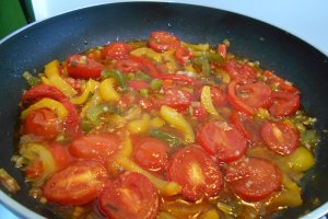 Salata calda de paste, cu legume si mozzarella
