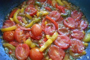 Salata calda de paste, cu legume si mozzarella