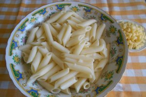 Salata calda de paste, cu legume si mozzarella