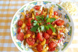 Salata calda de paste, cu legume si mozzarella