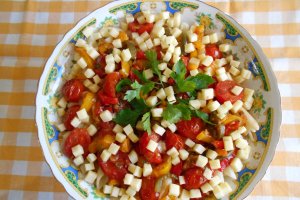 Salata calda de paste, cu legume si mozzarella
