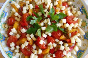 Salata calda de paste, cu legume si mozzarella