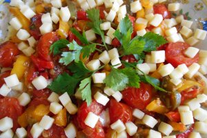 Salata calda de paste, cu legume si mozzarella