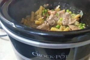 Ficatei de pui cu rigatoni si mazare la slow cooker Crock Pot