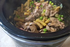 Ficatei de pui cu rigatoni si mazare la slow cooker Crock Pot