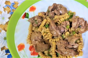 Ficatei de pui cu rigatoni si mazare la slow cooker Crock Pot