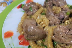 Ficatei de pui cu rigatoni si mazare la slow cooker Crock Pot
