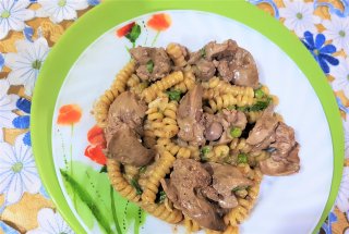 Ficatei de pui cu rigatoni si mazare la slow cooker Crock Pot