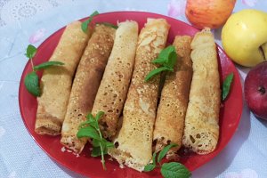 Desert clatite dospite gingerbread cu dulceata de zmeura