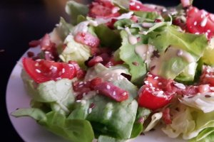 Salata cu branza calda de capra