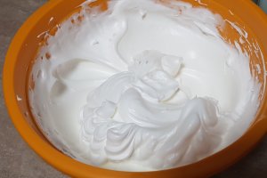 Prajitura cu crema de lamaie - Deliciu pufost si aromat