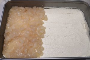 Desert prajitura cu pere, branza si aluat razuit