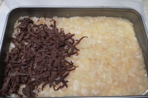 Desert prajitura cu pere, branza si aluat razuit