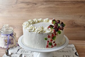 Desert tort cu ciocolata si fructe de padure