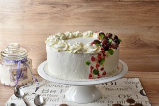 Desert tort cu ciocolata si fructe de padure