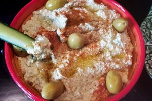 Humus cu lupin si avocado