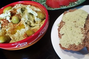 Humus cu lupin si avocado