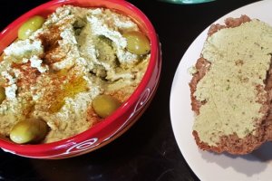Humus cu lupin si avocado