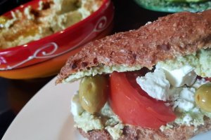 Humus cu lupin si avocado