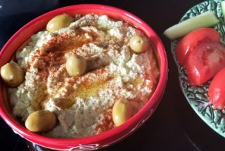 Humus cu lupin si avocado