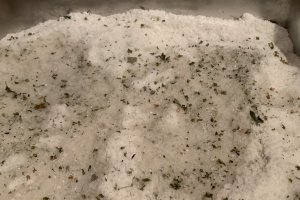 Biban de mare in crusta de sare si ierburi aromatice