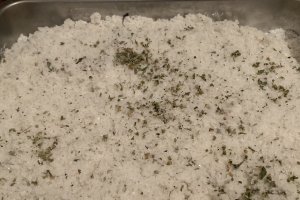 Biban de mare in crusta de sare si ierburi aromatice