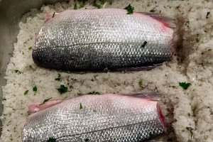 Biban de mare in crusta de sare si ierburi aromatice