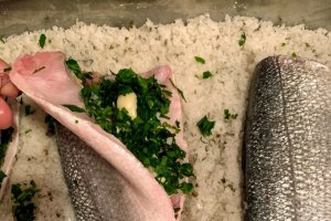 Biban de mare in crusta de sare si ierburi aromatice
