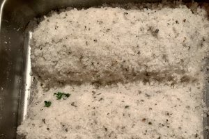 Biban de mare in crusta de sare si ierburi aromatice