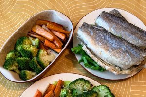 Biban de mare in crusta de sare si ierburi aromatice