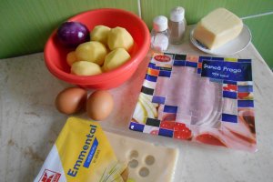 Aperitiv rulada de cartofi, cu sunca si cascaval
