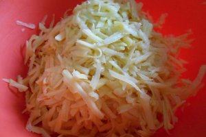 Aperitiv rulada de cartofi, cu sunca si cascaval