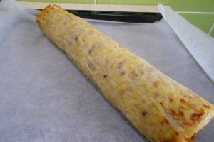 Aperitiv rulada de cartofi, cu sunca si cascaval
