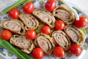 Aperitiv rulada de cartofi, cu sunca si cascaval