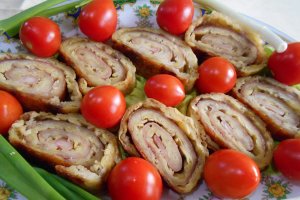 Aperitiv rulada de cartofi, cu sunca si cascaval
