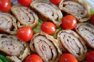 Aperitiv rulada de cartofi, cu sunca si cascaval