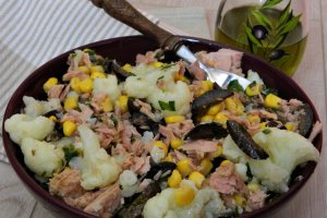 Salata de conopida cu porumb, ton si masline