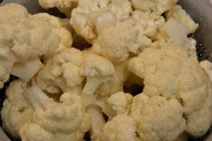Salata de conopida cu porumb, ton si masline
