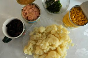 Salata de conopida cu porumb, ton si masline