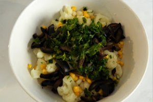 Salata de conopida cu porumb, ton si masline