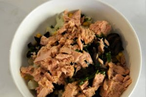 Salata de conopida cu porumb, ton si masline