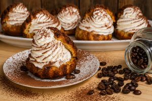 Desert savarina tiramisu