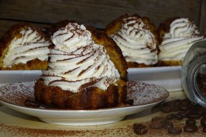 Desert savarina tiramisu