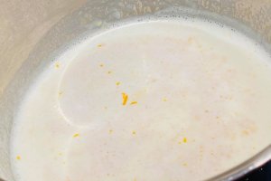Desert pacinta cu foi si crema de portocale
