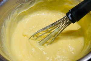 Desert pacinta cu foi si crema de portocale