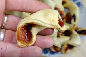Desert cornulete cu gem de visine ( de post)