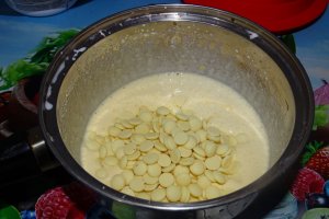 Desert prajitura duo, zmeura si ciocolata alba