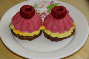 Desert prajitura duo, zmeura si ciocolata alba