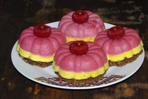Desert prajitura duo, zmeura si ciocolata alba