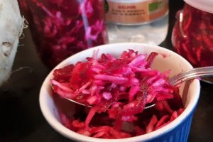 Salata de sfecla cu radacina de telina la borcan